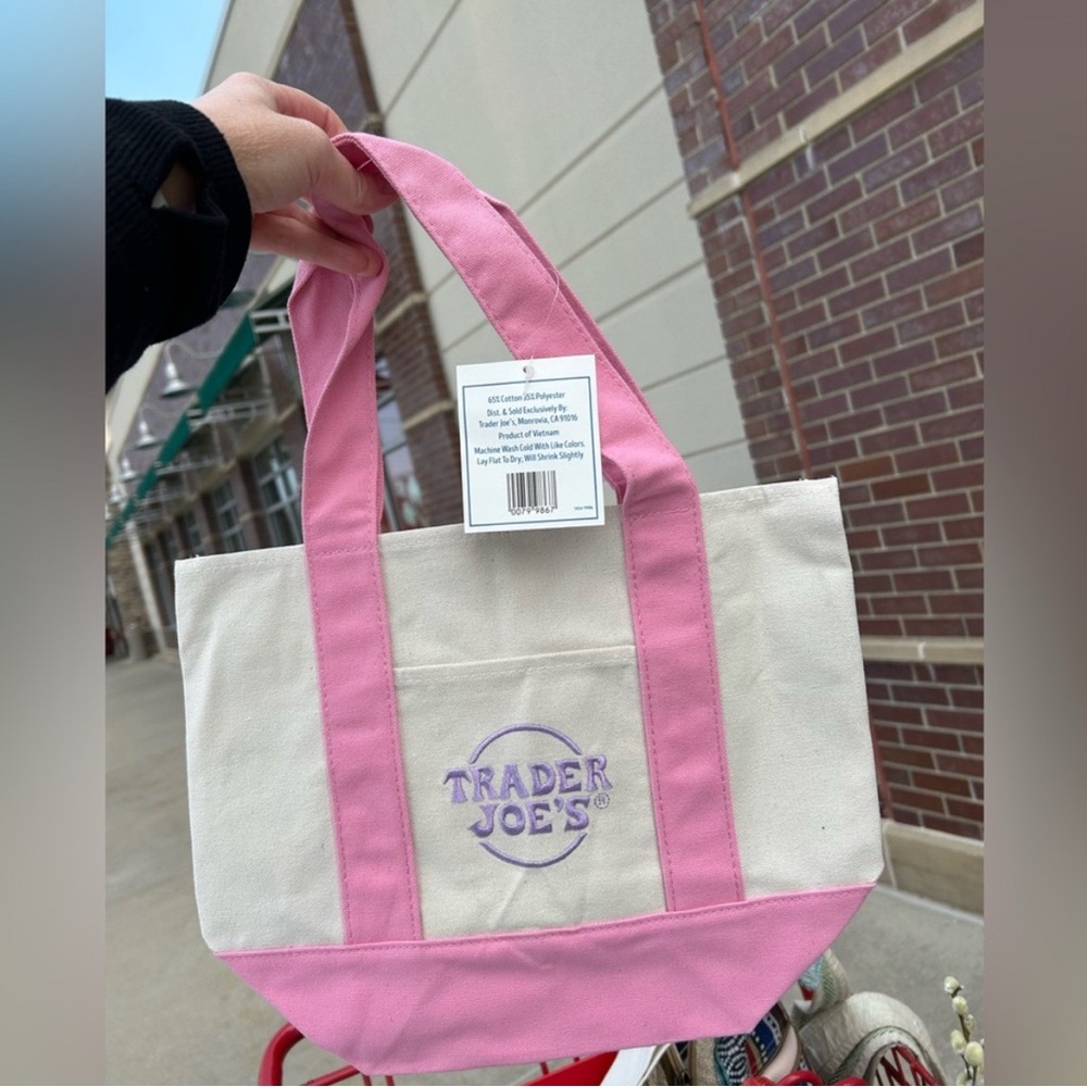 🪻🌞SOLD OUT in stores! TraderJoe’s Baby Pink & Cream Tote w/ 2 Pockets